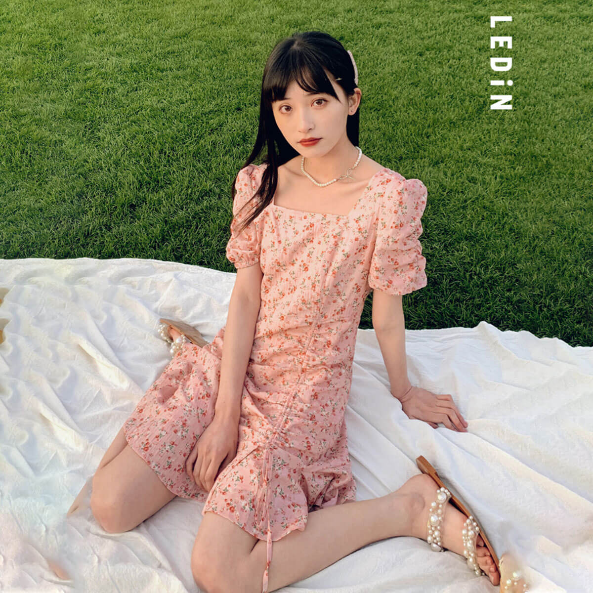 碎花連衣裙2024春少女草莓軟糖抽褶碎花修身連衣裙